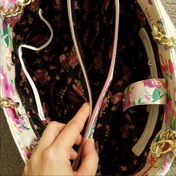 SALE! Gorgeous Betsy Johnson bag 💕💕 - Picture 2 of 6